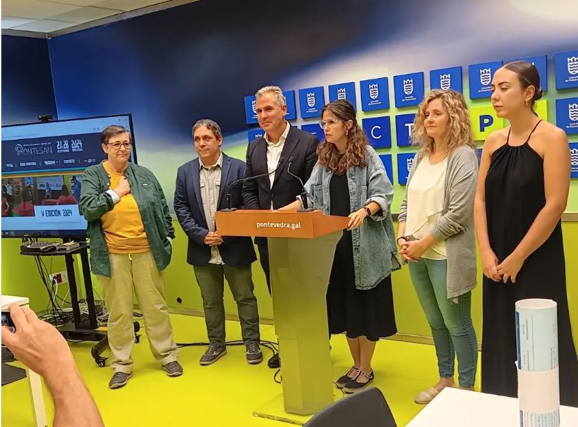 Un grupo de personas en la presentación de una feria