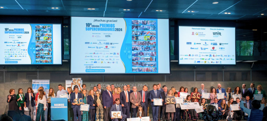 varias personas en una foto de familia, de la entrega de los premios supercuidadores